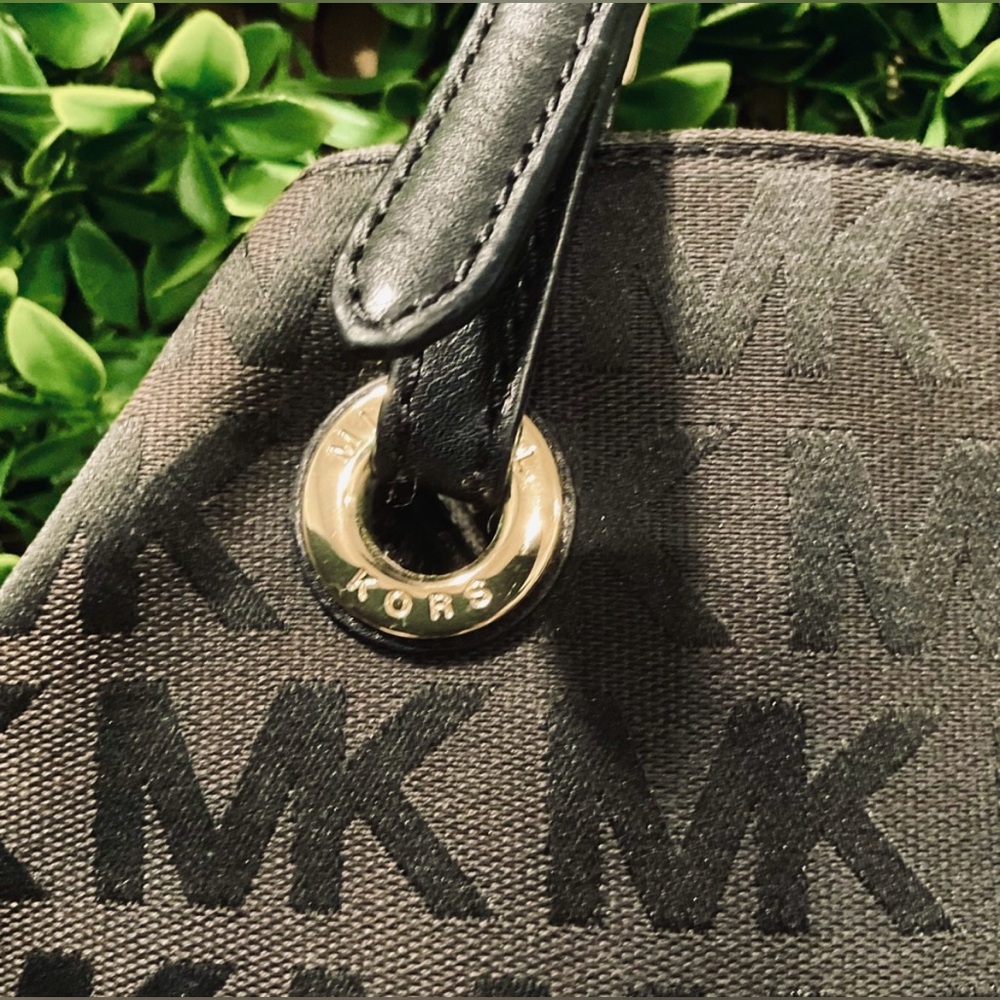 SOLD Michael Kors MK tote in black. Pre-loved 2013. - Picture 3 of 10